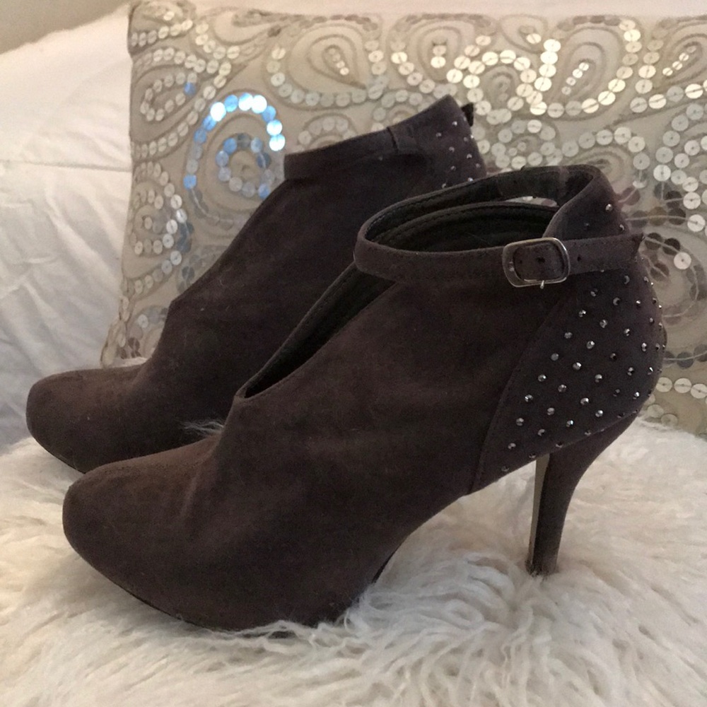 Beautiful taupe suede heels with rhinestones 7